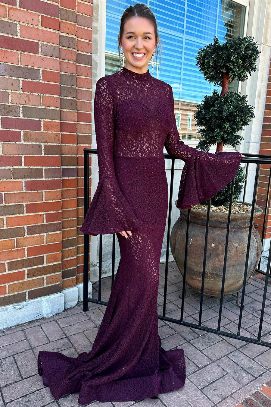 Vestido de fiesta de encaje con cuello alto y corte trompeta y mangas largas